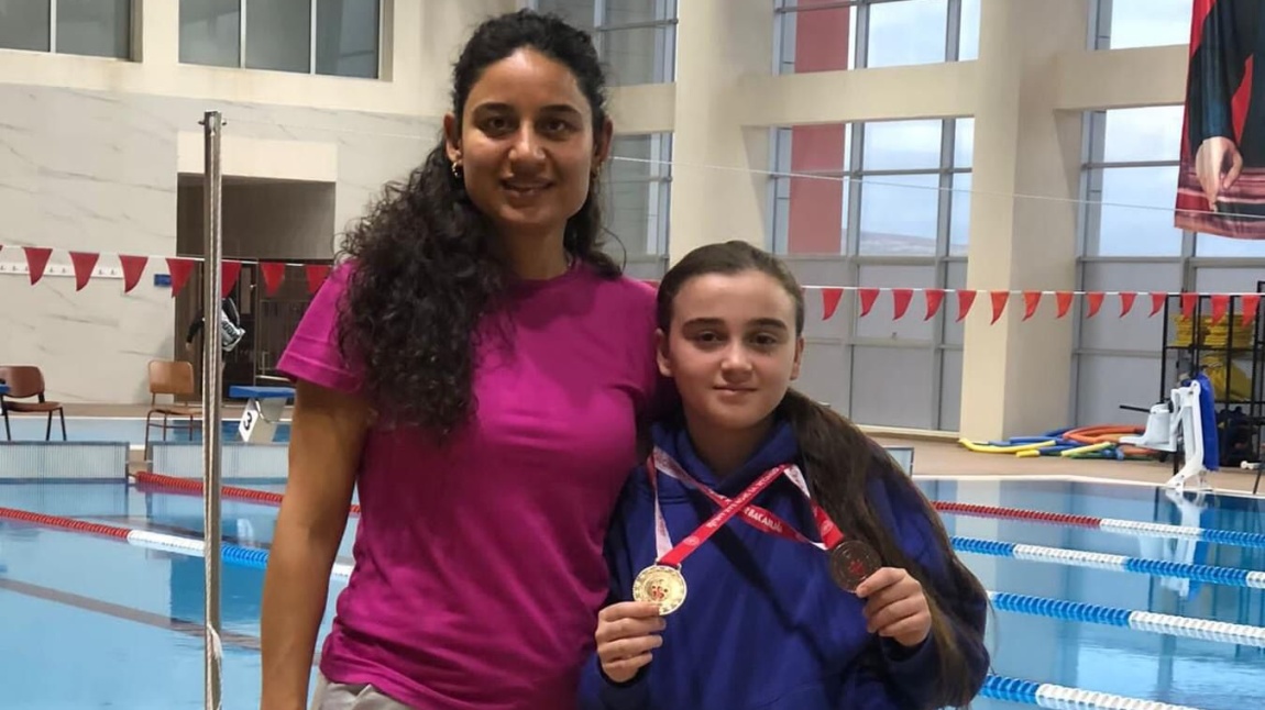 Kütahya'da yapılan okullar arası yüzme şampiyonası